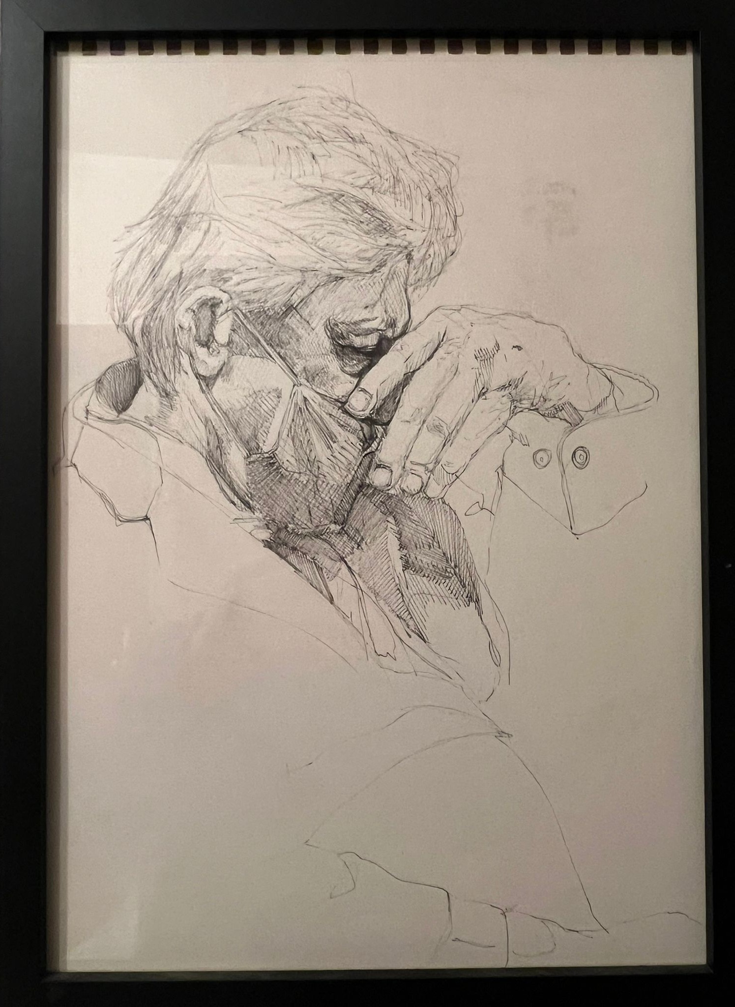 Ritratto a penna raffigurante Vittorio Sgarbi con la mano sul volto, eseguito da SOME® nel 2023. Studio introspettivo a inchiostro su carta.