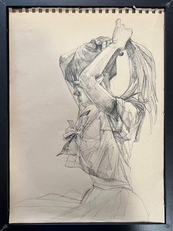 Disegno a matita su carta raffigurante una figura femminile che si lega i capelli. Studio accademico di movimento e anatomia firmato SOME®, 2025.