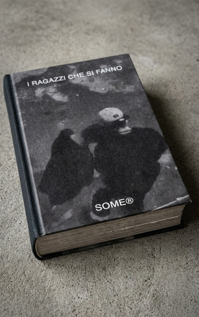 Volume monografico SOME®, "I RAGAZZI CHE SI FANNO". Copertina rigida, estetica d'archivio, contrasto stencil/caos. Studio sul trauma e l'identità performativa.